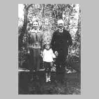 071-0053 Karl und Maria Weinberg mit ihrem Sohn Georg etwa 1930 auf ihrem Hof in Paterswalde.jpg